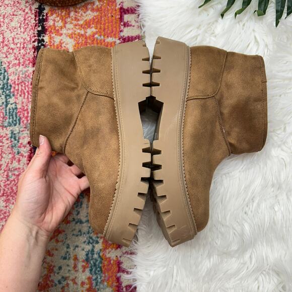 DV by Dolce Vita Chunky Lug Sole Platform Lonny Ankle Boots Booties 9 Granola - Picture 5 of 9